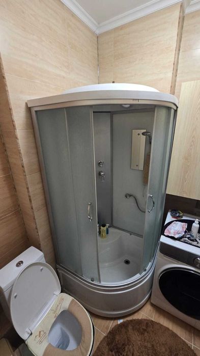 Угловая душевая кабина