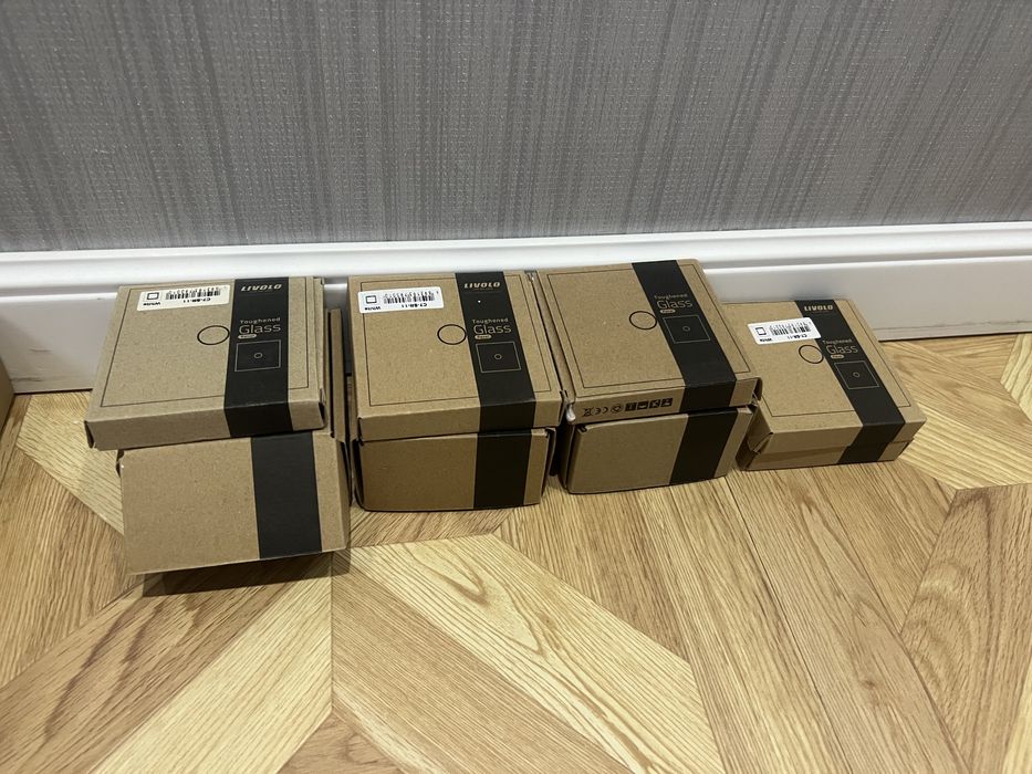 Стеклянные рамки на розетки