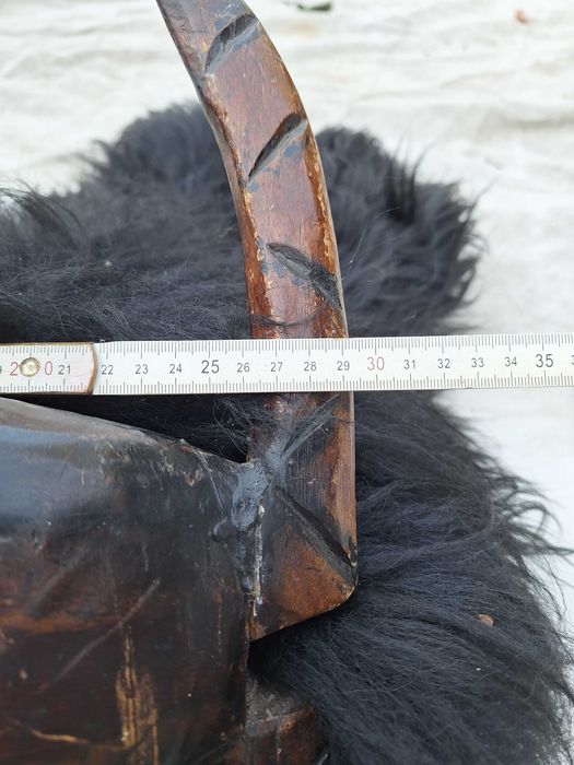 Кукерска маска от дърво и кожа