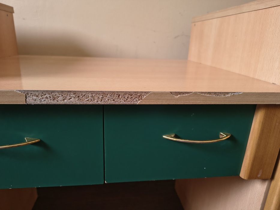 Тоалетка с огледало