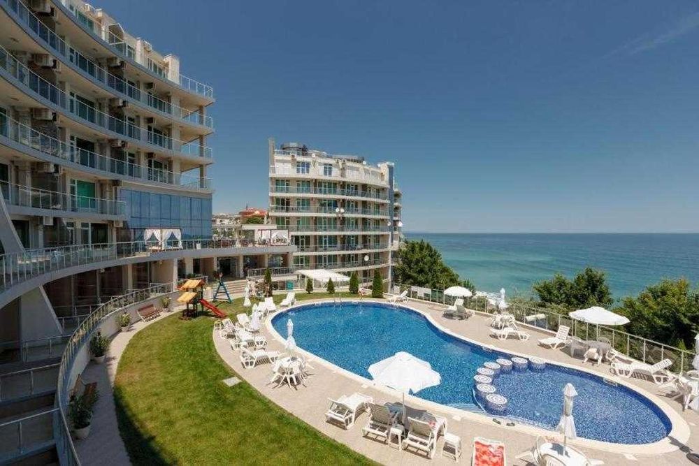 Двустаен апартамент в к-с Silver Beach-град Бяла! Първа линия море!