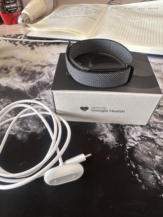 Продам fitbit air