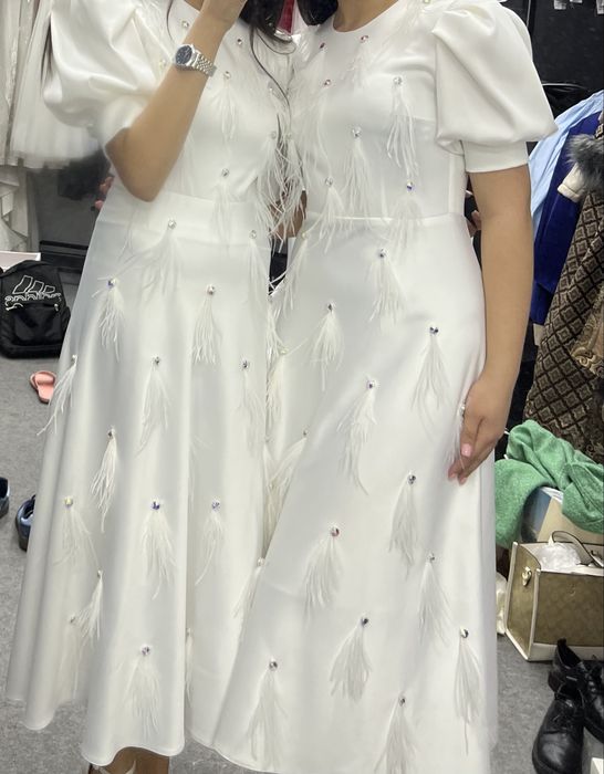 Платье с перьями