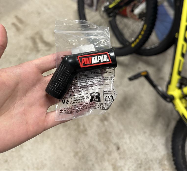 Гумено предпазно краче за лост на съединителя – защита за обувки