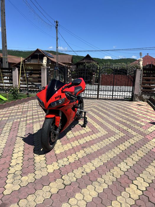 Vand / schimb Yamaha R1 (RN12) Pret negociabil