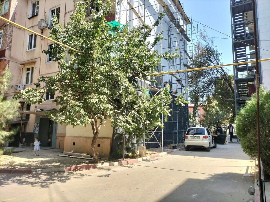 2 xonali uy 1 etaj. Yonida 6 etajli mehmonxona ham bor. 130000$.