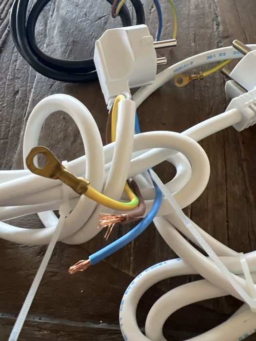 Кабел с щепсел със заземяване, 1.5 м, бял