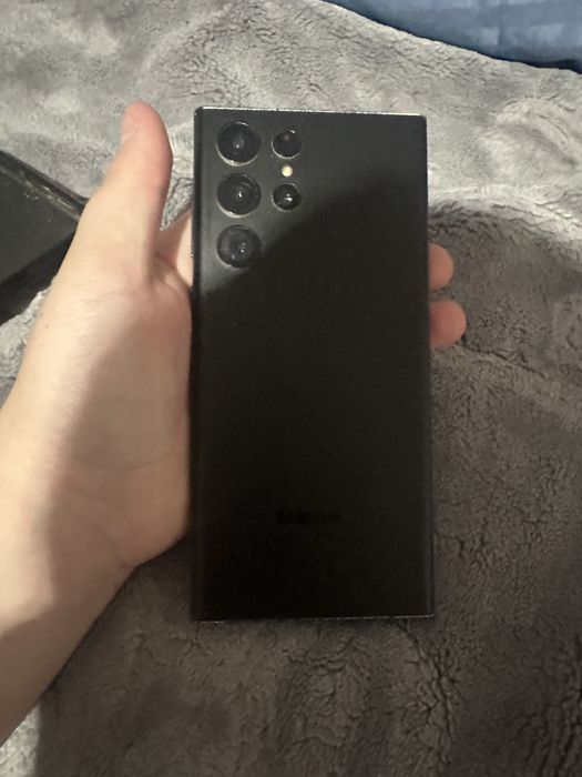 Vand samsung S22 Ultra spart in coltul stanga sus crapat