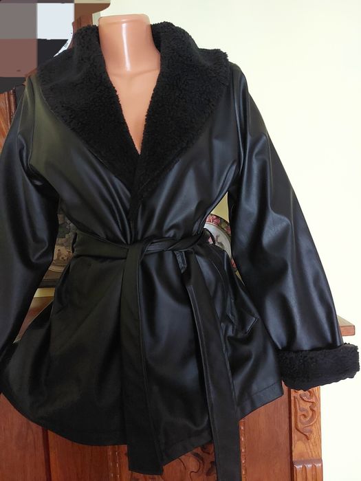 Haina foarte chic din piele sintetica cu captuseala matlasata naturala