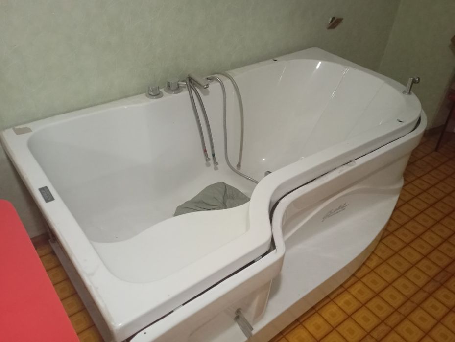 Продам большую ванную.