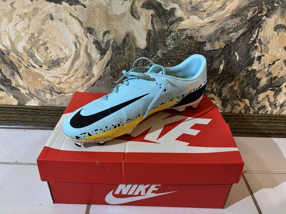 Футболни бутонки Nike Phantom