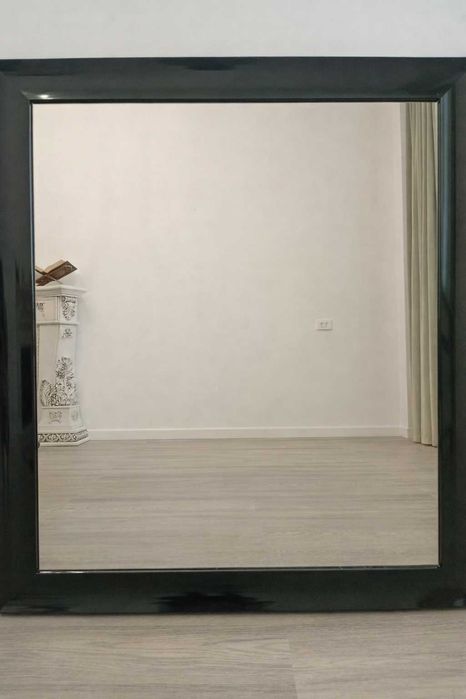 Зеркало в черной раме