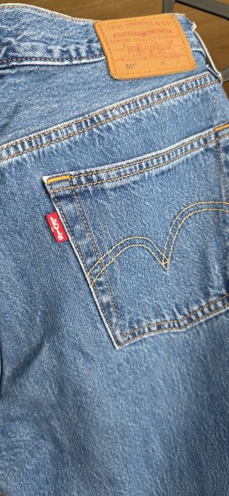 Vând blugi Levis dama