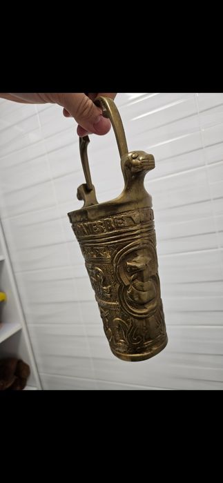 Obiect de ceremonie din bronz brut