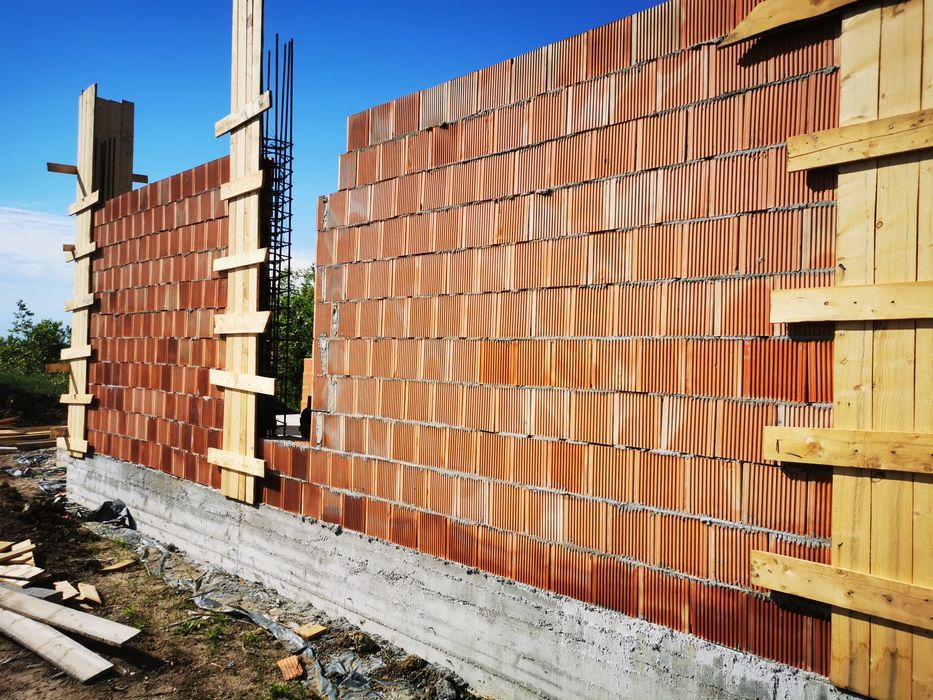 Construim case la rosu si la cheie