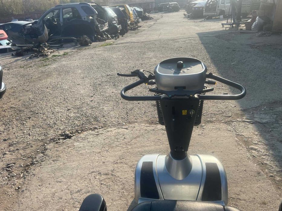 Скутер за трудно подвижни хора или инвалиди