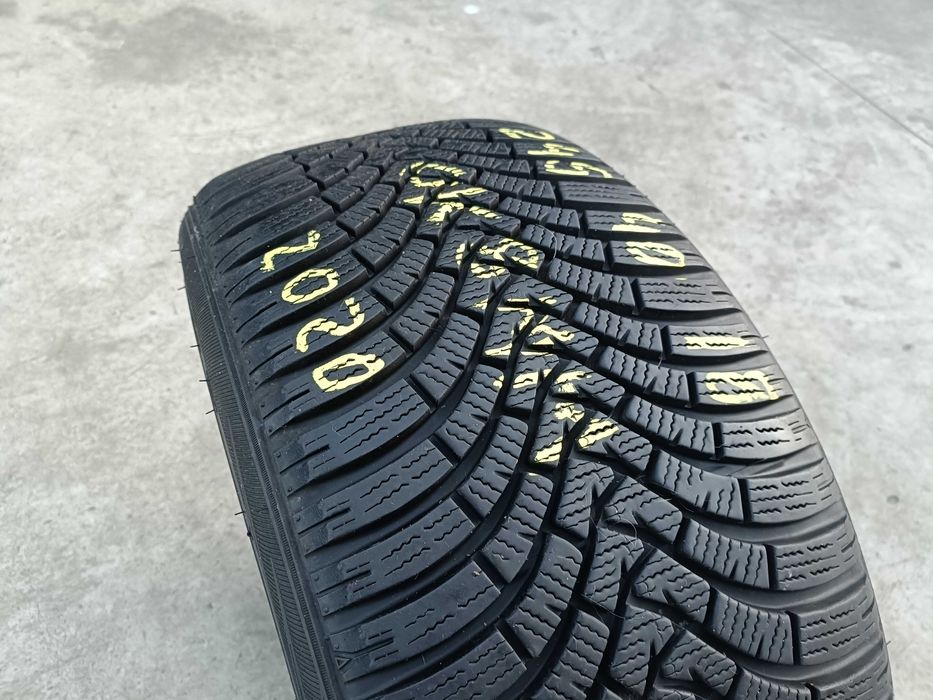 O anvelopa de  iarna 245 40 18 Falken eurowinter HS01 cu 8 mm 2020