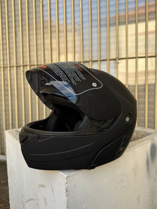 Casca flip-up cu viziera neagra si ochelari de soare negru