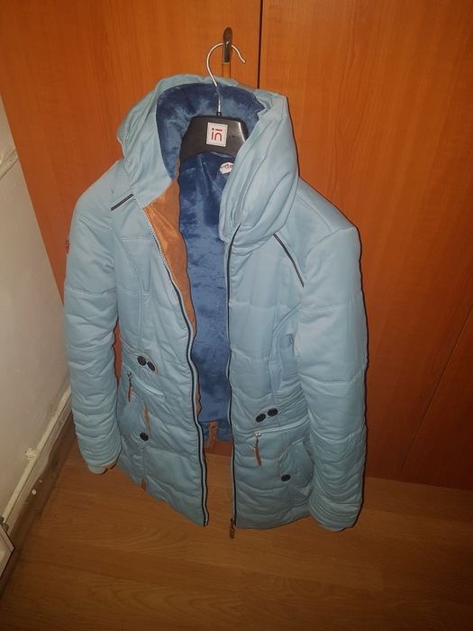 Vand geaca firma  blanita înăuntru de iarnă e ok sau si bijuterii