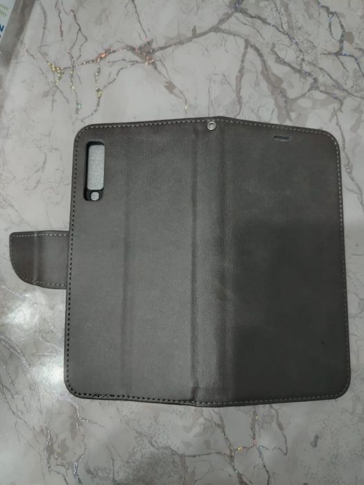 Продам чехол на Samsung Galaxy A7(2018)