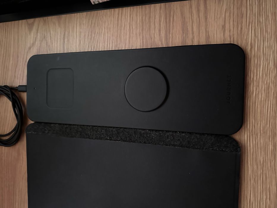 Подложка Journey за бюро с безчично зарядно за телефон и слушалки