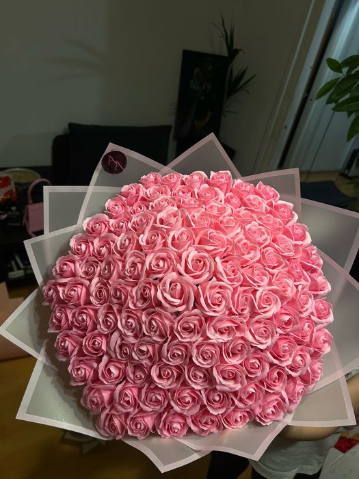 buchet 201 trandafiri sapun imperiali sclipici cu initiala si stitch