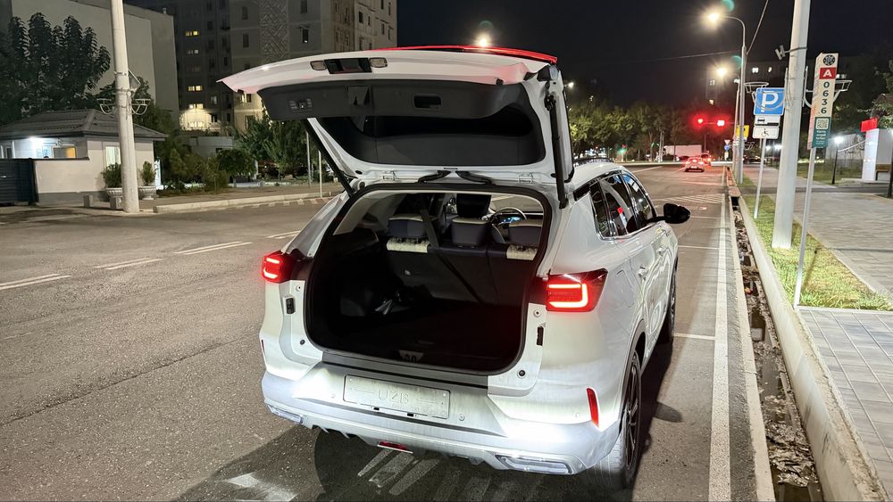 Dongfeng Aeolus Huge Mach Hybrid Passenger EV Car