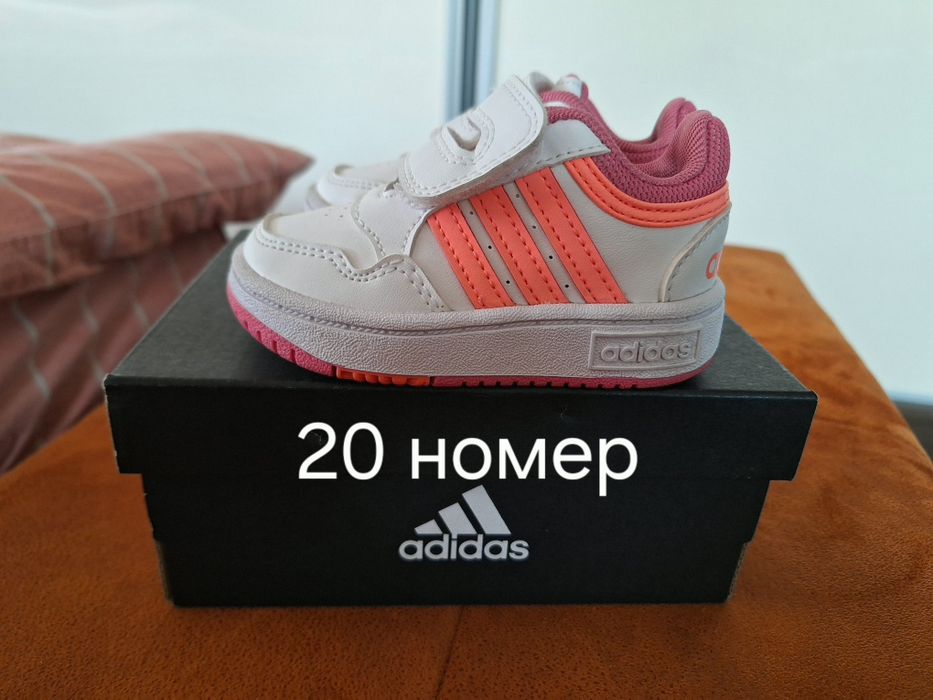 Различни обувки номер 20