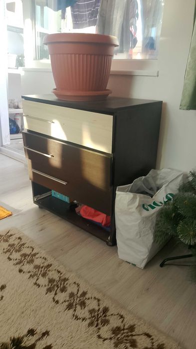 Саксия за цветя шкаф