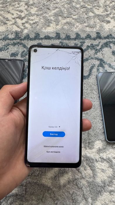 Айфон 11 и 2 самсунга
