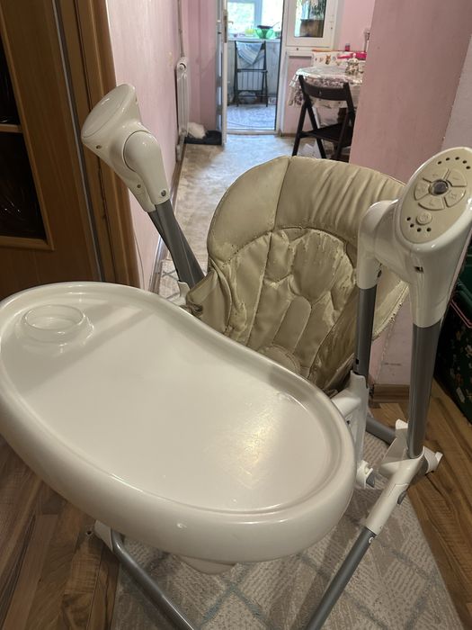 Стульчик для кормления с качелями