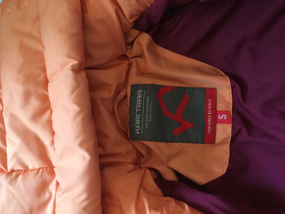 Оранжево яке с качулка.