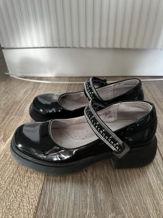Продам детские туфли