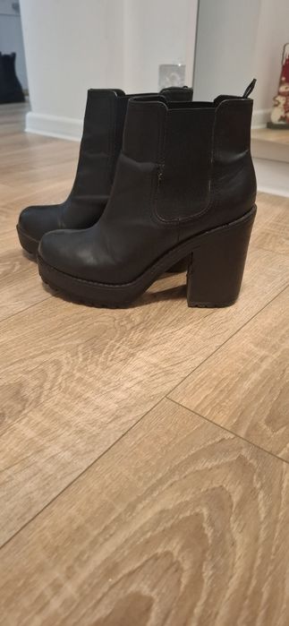 Botine  Bershka negte