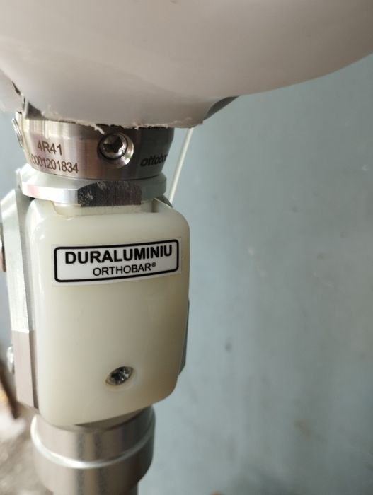 Proteza picior stâng cu articulație.