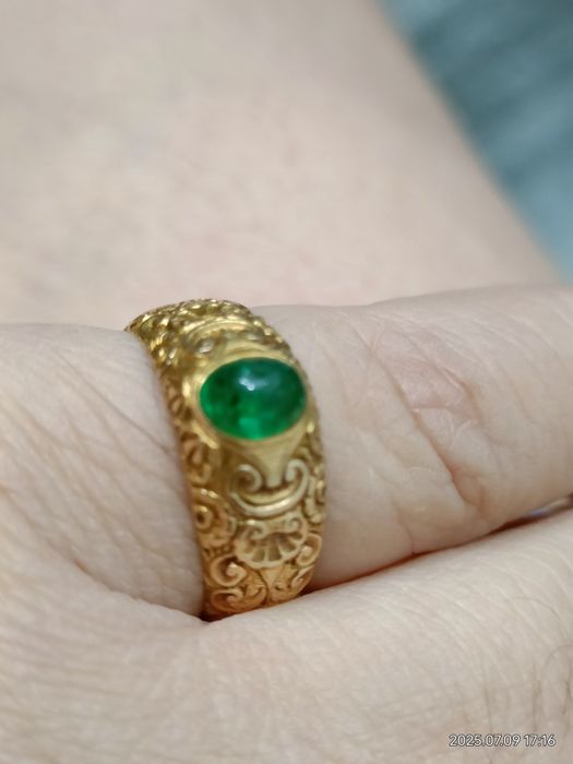 Vind inel deosebit din aur 18kt cu smarald