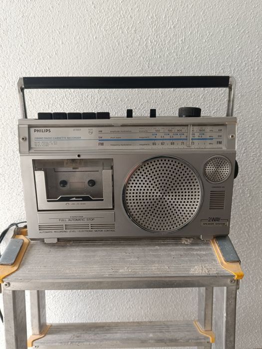 Radiocasetofon portabil vintage este modelul Philips D7201 (gama „3 Band Radio Cassette Recorder”), fabricat în anii '80.
