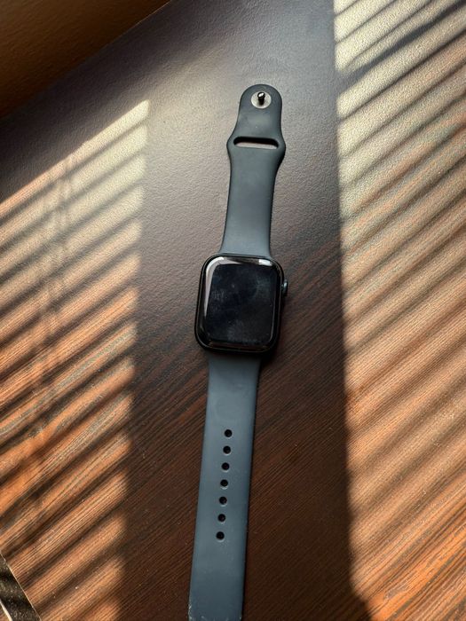 Продавам Apple Watch Series 8, 45mm, в отлично състояние.
