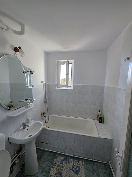 Inchiriez apartament