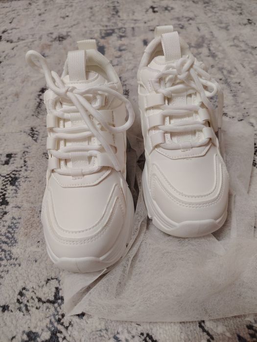 Маратонки, снежно бели, с платформа