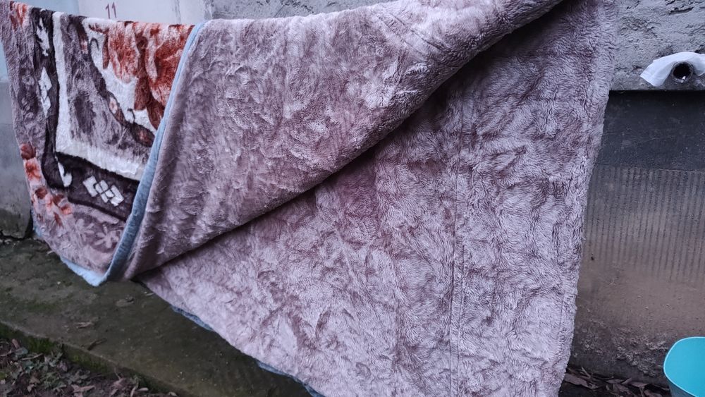 pătură groasă, dublă,200 x 180 cm.