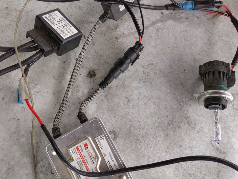 Продавам ксенон комплект