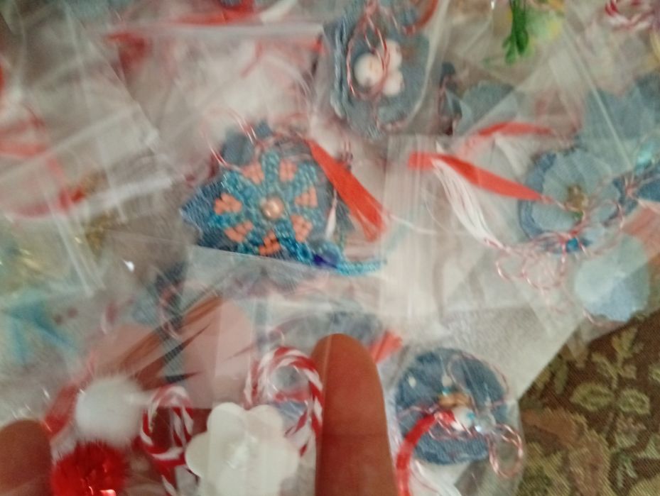 Vand martisoare 300 bucăți