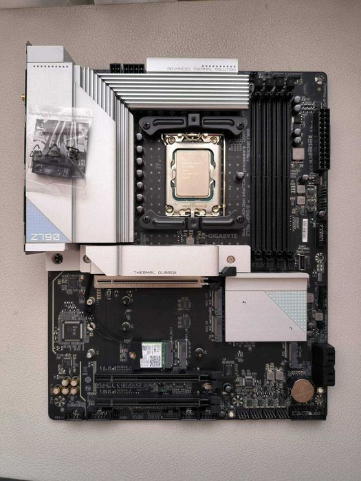 Процесор Intel  i9 с Дънна платка GIGABYTE Z790 AERO G и Водно охлажда