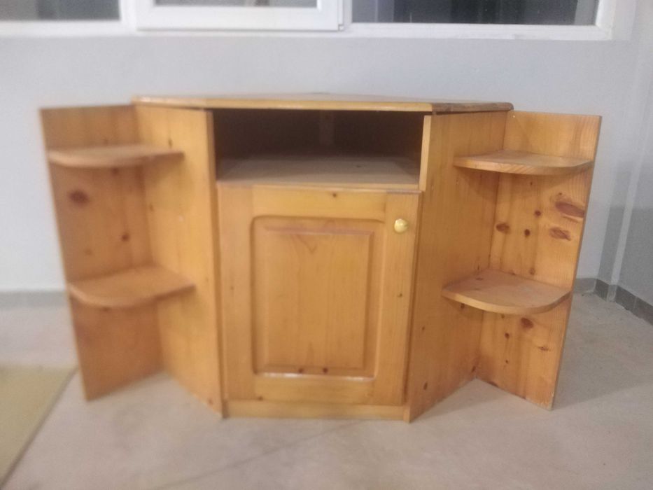 Ъглов шкаф за телевизор