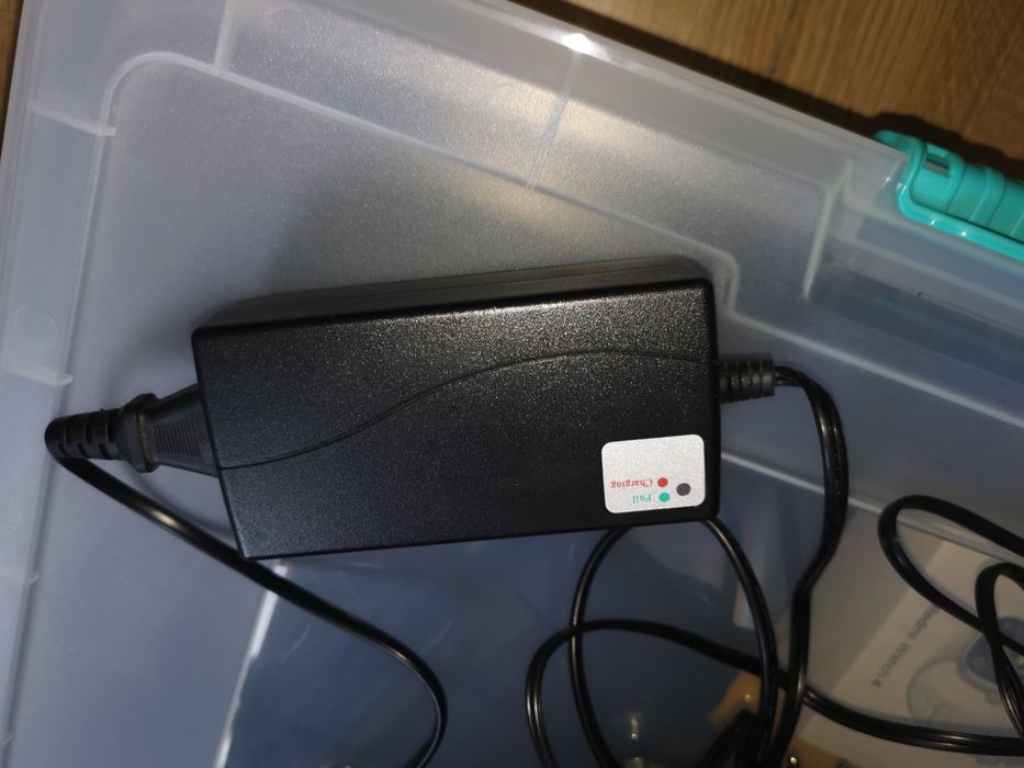 Полско зарядно за малки акумулатори