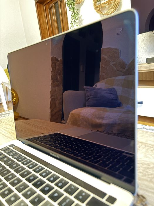 Macbook pro M1 , 8GB, 256 SSD , touchbar. Carei • OLX.ro