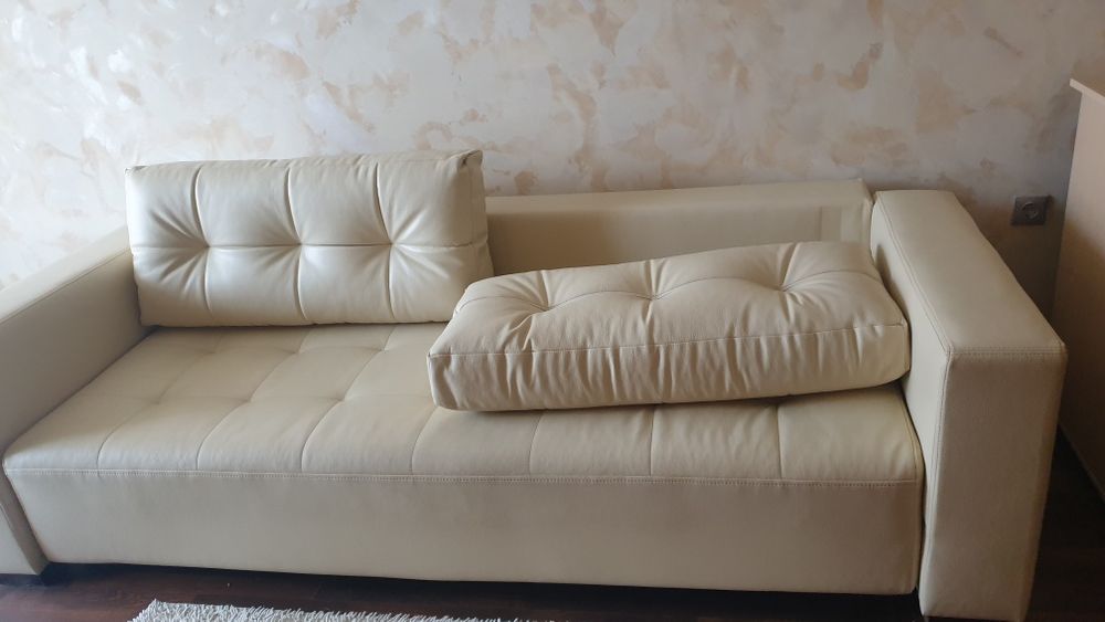 Canapea  piele in stare foarte buna  pret 1500 lei , Comoda  living