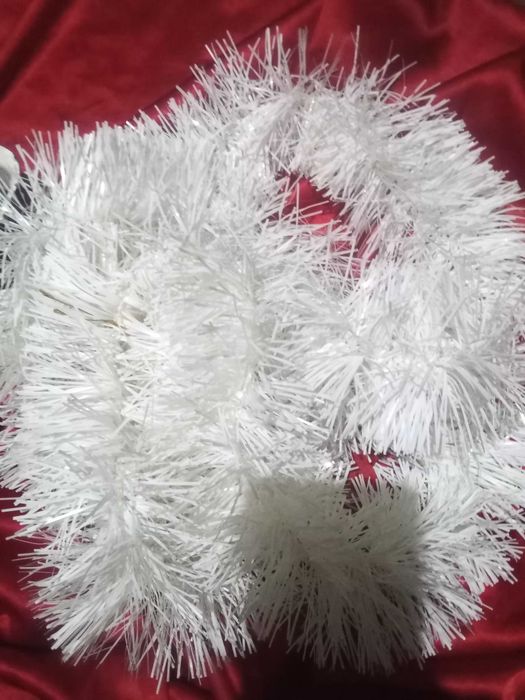 Играчки за елха и гирлянди