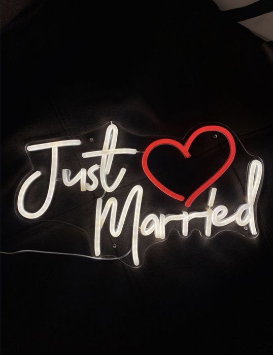 Неоновая вывеска на свадьбу Just married